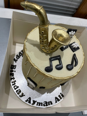 SAXAPHONE MUSICAL GOLD DRIP CAKE