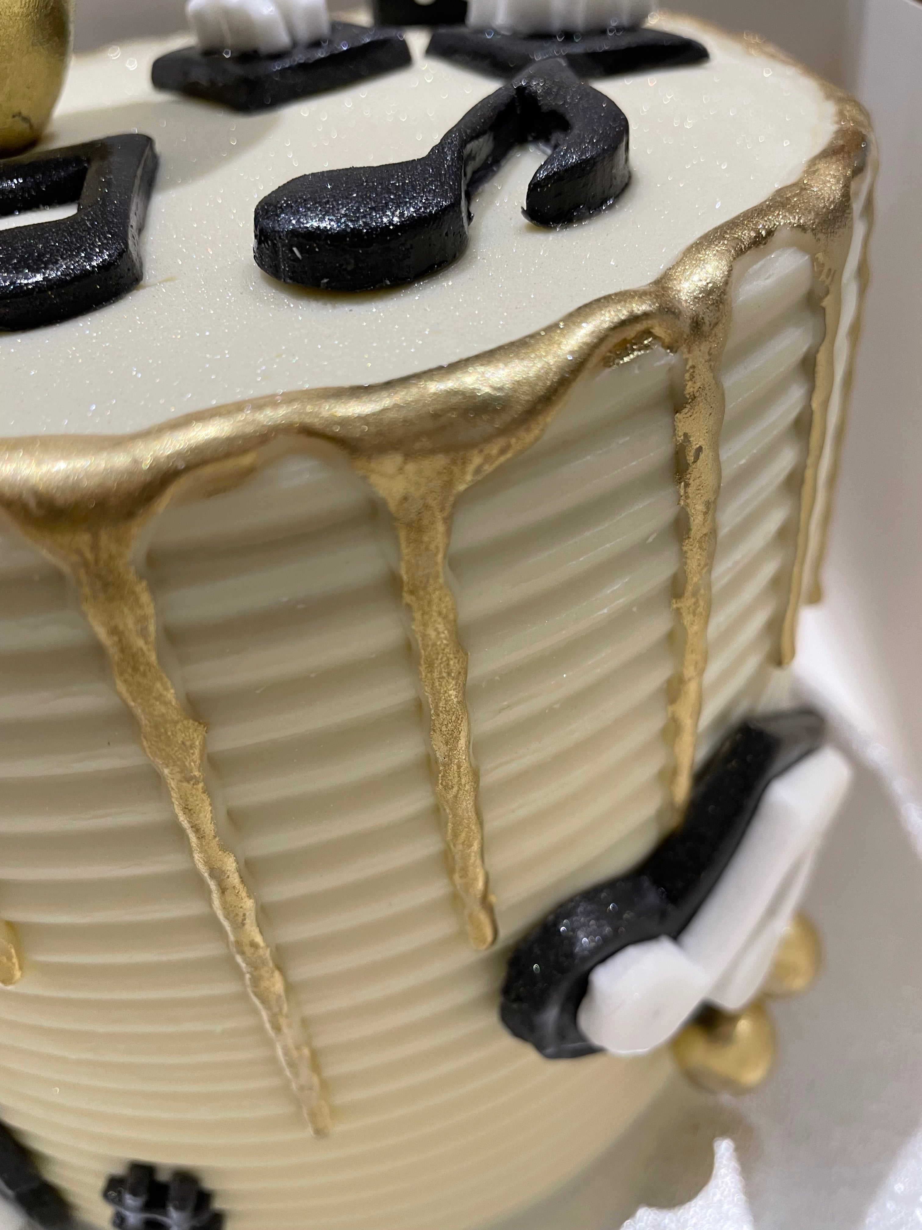 SAXAPHONE MUSICAL GOLD DRIP CAKE