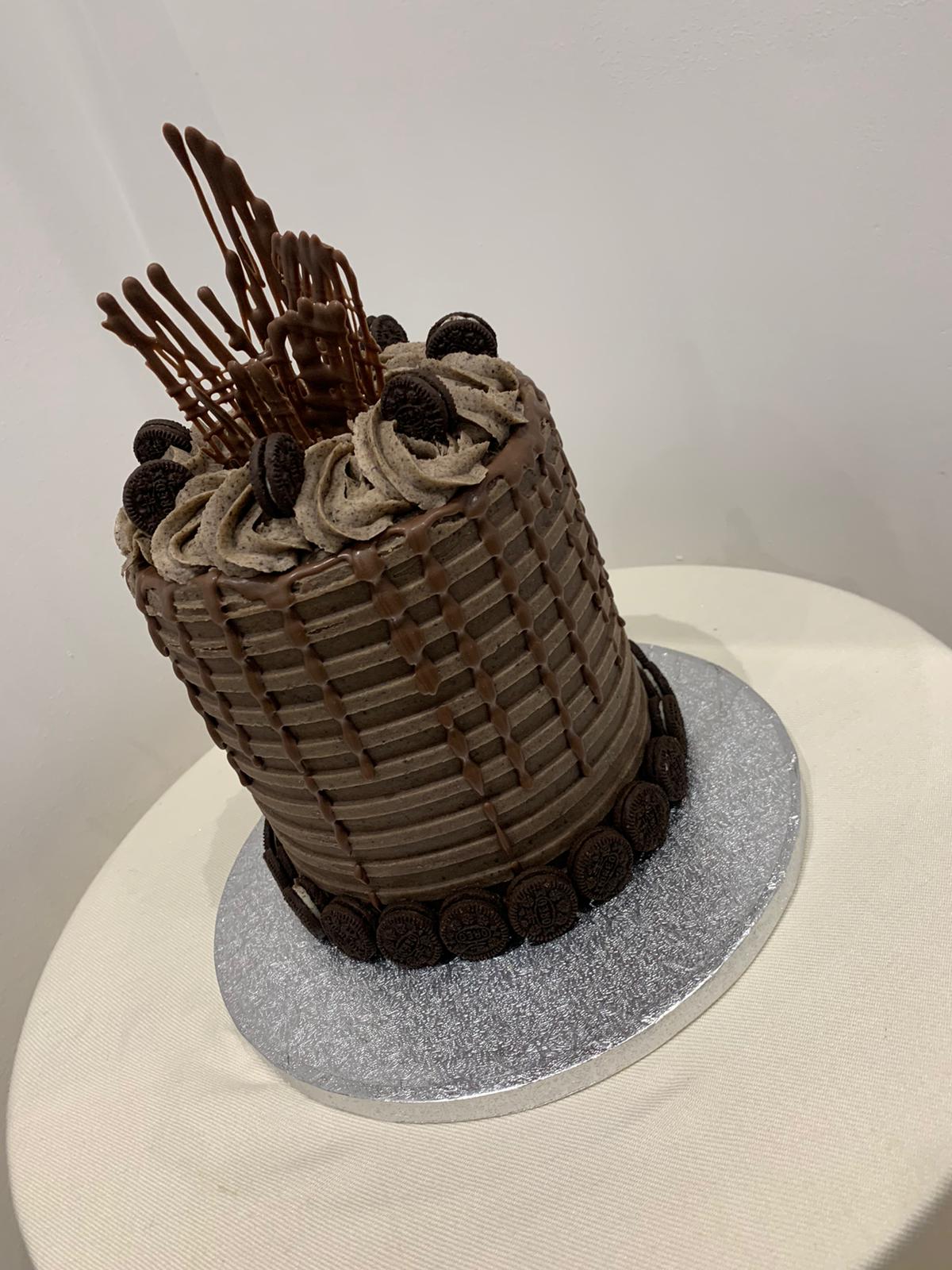 CHOCO SAIL OREO DRIP CAKE