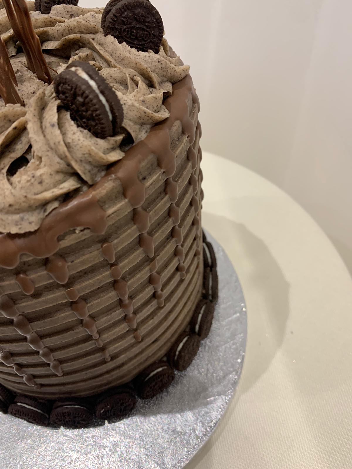 CHOCO SAIL OREO DRIP CAKE